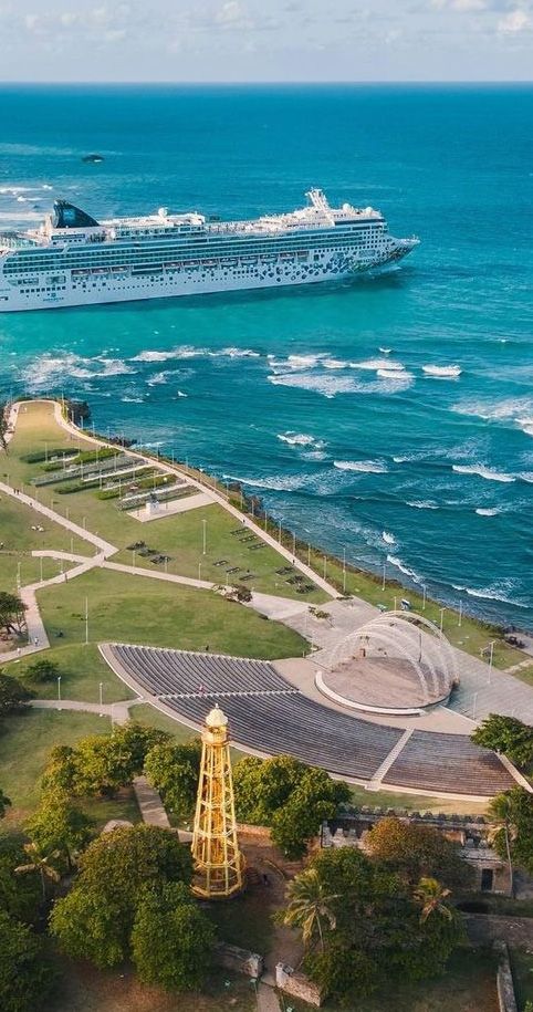 Malecón de Puerto Plata con su faro y un crucero en la bahía